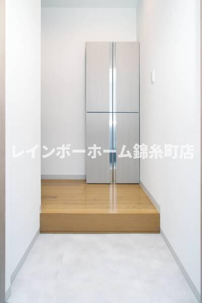 レオ四拾七番館の玄関