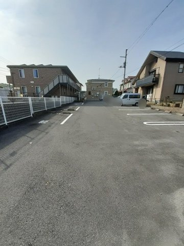 ファイン　イーストの駐車場