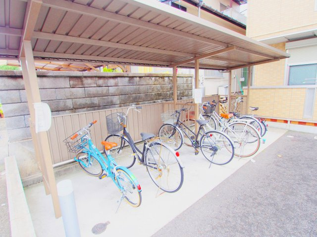 リヴェール上安駅前の駐車場