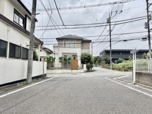 練馬区大泉町４丁目の新築一戸建の前面道路含む現地写真
