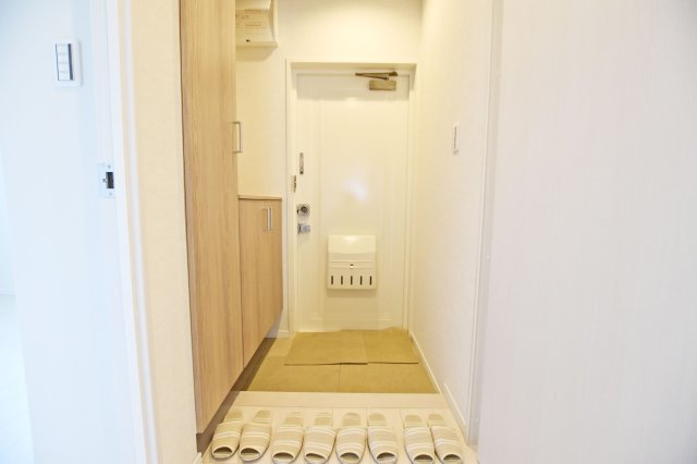 北大阪ハイツの玄関|玄関横には天井まで届く玄関収納があります。家族みんなの靴もまとめて収納できるので玄関周りをきれいに保てます。