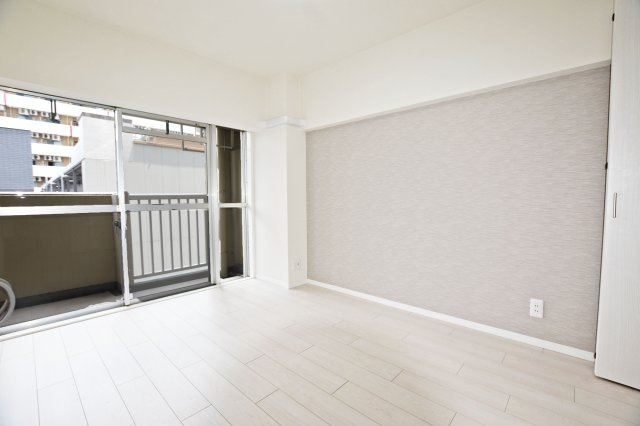 北大阪ハイツの寝室|洋室約6.0帖
リビング横の主寝室想定のお部屋です。バルコニーに面した明るいお部屋です。