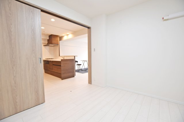 北大阪ハイツの子供部屋|洋室約4.9帖
お子様の部屋にぴったりのサイズのお部屋。キッチンのすぐ隣なので、家事をしながら声をかけやすいのもいいですね。