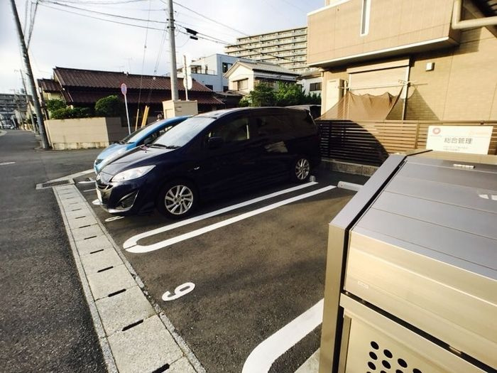 グレイス若草の駐車場