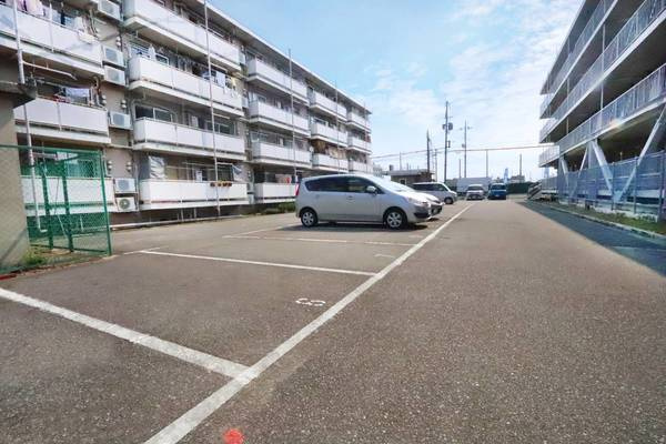ビレッジハウス常吉1号棟の駐車場