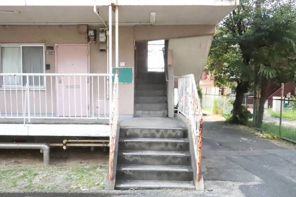 ビレッジハウス常吉1号棟のエントランス