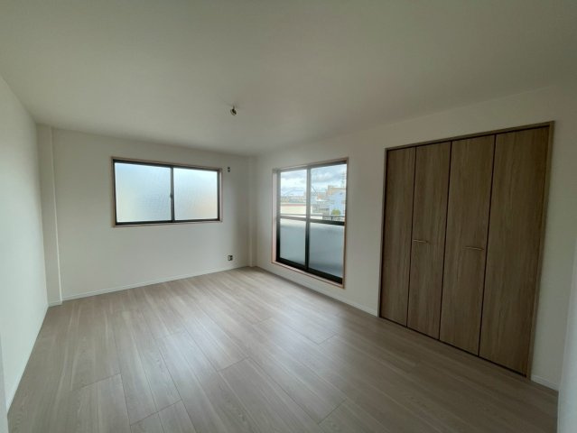 守口市大宮通４丁目の洋室|【同社施工例】※類似同仕様です。開口部のデザインや位置等のデザインが異なります。
