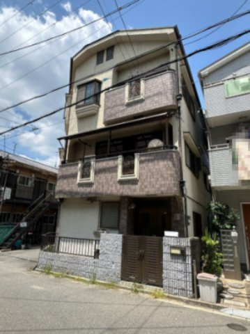 守口市大宮通４丁目の外観|シャッター付き車庫で大切なお車も安心です！
