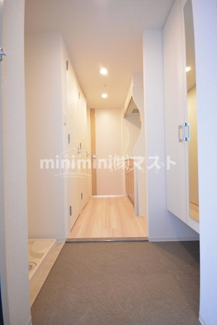 セレニテ日本橋プリエの玄関|※お部屋によりカラーリングが異なります。