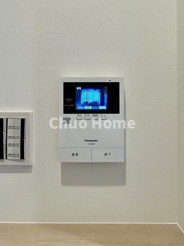 セザール錦糸町のセキュリティ|【モニターホン】誰が来たかすぐにわかるカラーモニター付きインターホン。通話ボタンを押すまでは室内の音は漏れていませんので相手を確かめてから応対できます。