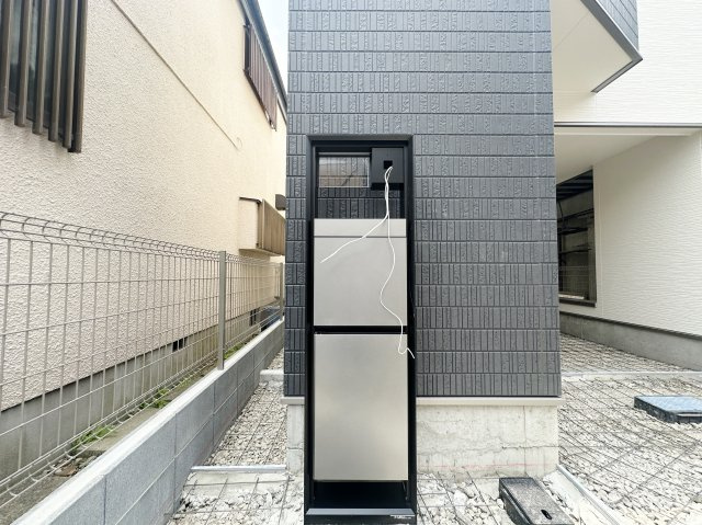 練馬区旭町3丁目 限定1棟の玄関|お留守がちなご家庭に便利な宅配ボックスを装備
不在に関わらず安全かつ非対面で荷物を受け取れます
防犯性の向上や、時間を気にせずネット通販を利用できます