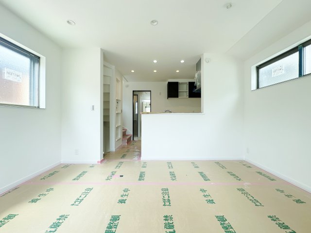 練馬区旭町3丁目 限定1棟の居間・リビング|三面開口の明るく快適な12.1帖のLDK
リビング+水回りを配した生活しやすい間取りです
足元には床暖房を装備しています