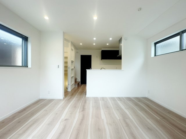 練馬区旭町3丁目 限定1棟の居間・リビング|三面開口の明るく快適な12.1帖のLDK
リビング+水回りを配した生活しやすい間取りです
足元には床暖房を装備しています
