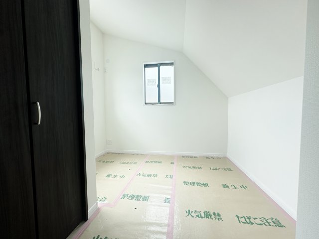 練馬区旭町3丁目 限定1棟の洋室|3階4.6帖洋室(納戸表記)
2面開口の明るく快適な洋室です
