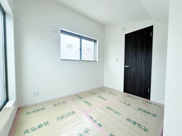 練馬区旭町3丁目 限定1棟の洋室|3階4.4帖洋室
2面開口の明るく快適な洋室です