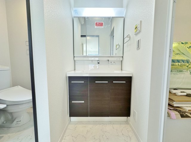練馬区旭町3丁目 限定1棟のトイレ|2階トイレ
小窓を設け明るく衛生的です
トイレは1階2階それぞれに設置しているので忙しい朝にも便利です
