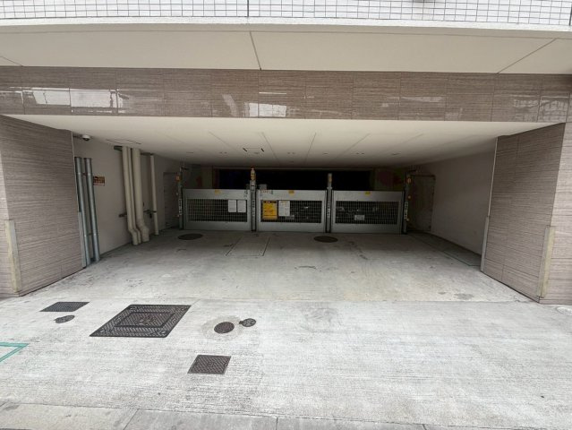 SERENiTE本町refletの駐車場