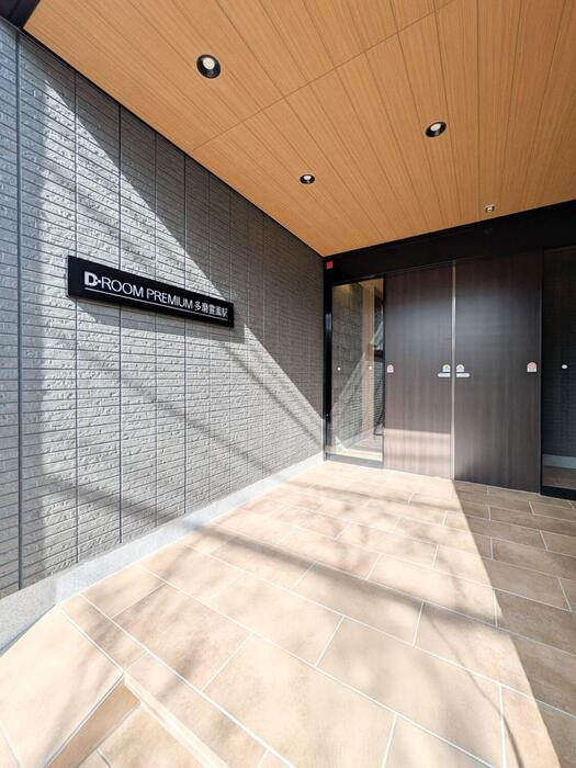 府中市若松町１丁目のアパートのエントランス