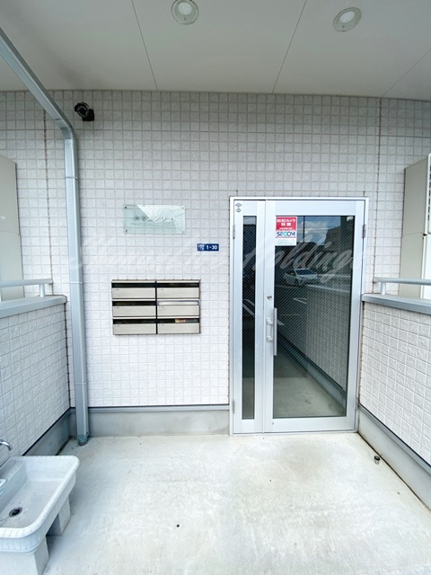 大和市深見西２丁目のアパートのエントランス
