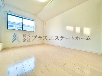 【洋室】 | 垂水区西舞子3丁目戸建 | 【リフォーム前の写真です】木目調のフローリング材を使用しており、暖かく落ち着いた雰囲気のお部屋です♪