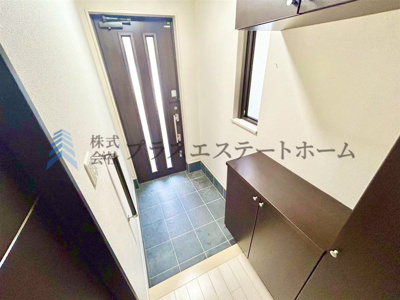 【玄関】 | 垂水区西舞子3丁目戸建 | 【リフォーム前の写真】広々玄関で来客時も安心♪シューズボックスもあるためたくさんの靴を収納できます♪