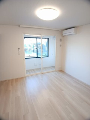 【居間・リビング】 | ソレイユ　ドゥ　ラペ | 明るい色調の室内です