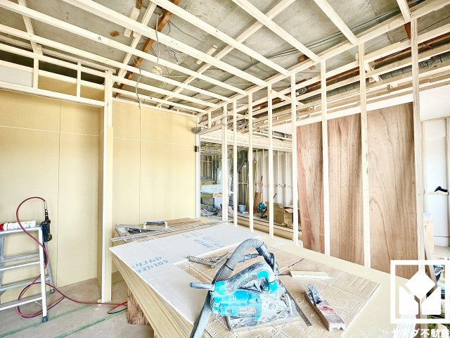 西宮東パーク・マンションの洋室|約5.4帖の洋室です。バルコニーにつながるお部屋で、通風・陽当たり良好。（リフォーム中の写真です）