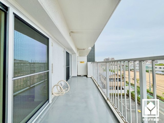 西宮東パーク・マンションのバルコニー|南向きバルコニーで陽当たり、風通し良好。約10.2平米で広々としているため、お洗濯物をたっぷりと干すことができます。