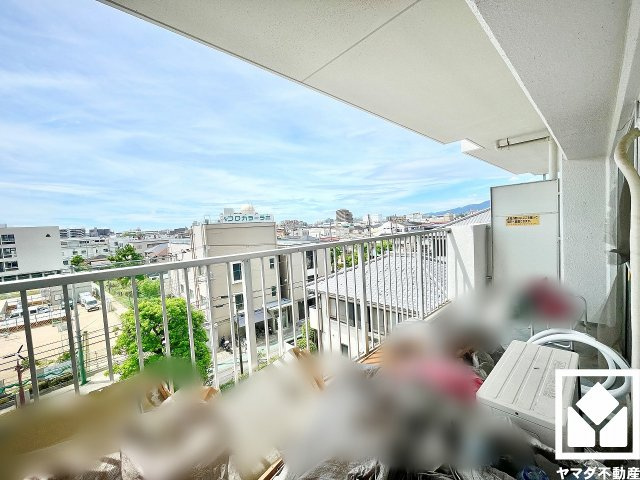 西宮東パーク・マンションのバルコニー|南向きバルコニーで陽当たり、風通し良好。約10.2平米で広々としているため、お洗濯物をたっぷりと干すことができます。（リフォーム中の写真です）