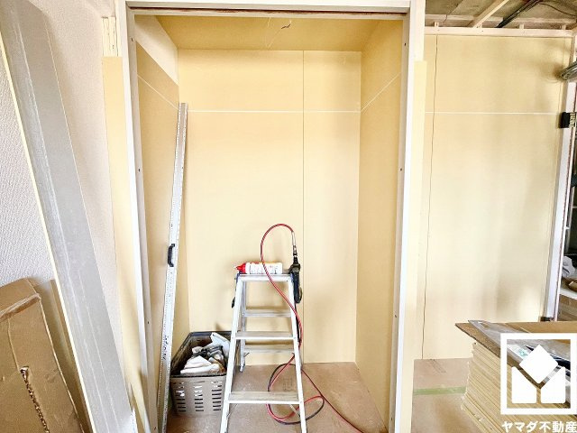 西宮東パーク・マンションの収納|全居室にクローゼットがございますので、お部屋の広さを最大限に活用できます。（リフォーム中の写真です）