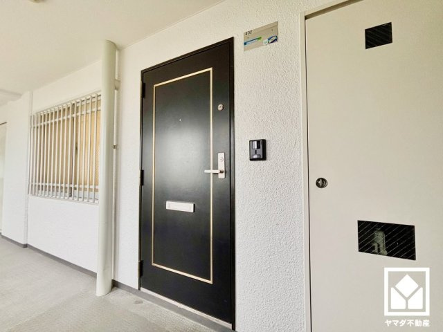 西宮東パーク・マンションの玄関|シンプルで洗練された玄関。帰るたびにホッとできる、心地よい住まいの入り口。