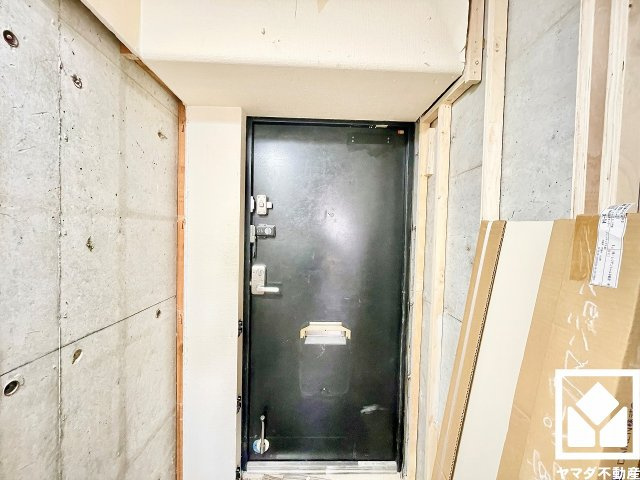 西宮東パーク・マンションの玄関|玄関にはシューズボックスを設置予定。家族の靴もしっかり収納できるので、玄関がいつも片付き、気持ちよくお客様を迎えられます。（リフォーム中の写真です）
