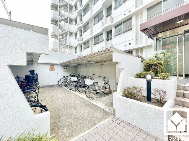 西宮東パーク・マンションの駐輪場|屋根付き駐輪場なので、雨や日差しの影響を受けにくく、大切な自転車の保管にも便利です。平置きなので、さまざまなタイプの自転車を置きやすい仕様です。