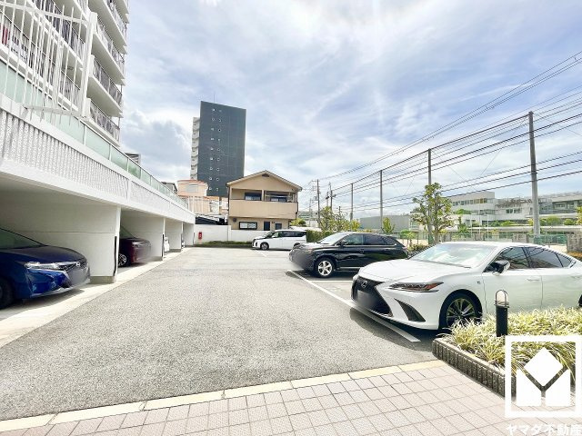 西宮東パーク・マンションの駐車場|敷地内に屋内・屋外平面式の駐車場を設置（月額10000円～14000円）。重い荷物や雨の日の移動もスムーズで、快適なカーライフを実現。空き状況等の詳細は弊社スタッフまでお気軽にお問い合わせください。