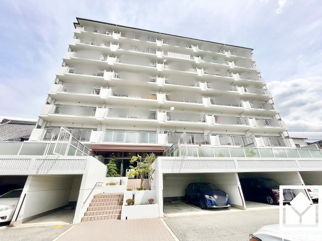 西宮東パーク・マンションの外観|白を基調とした、明るく清潔感のある外観。日々の暮らしに心地よく馴染む佇まい。