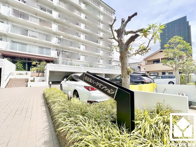 西宮東パーク・マンションの外観|3沿線利用可能で、毎日の通勤・通学だけでなく、休日のお出かけまで利便性に優れています。