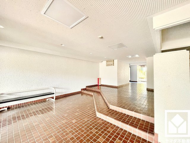 西宮東パーク・マンションのエントランス|広々とした明るいエントランス。定期的な清掃・管理体制が整っており、帰宅時や来客時にも気持ちの良い空間です。