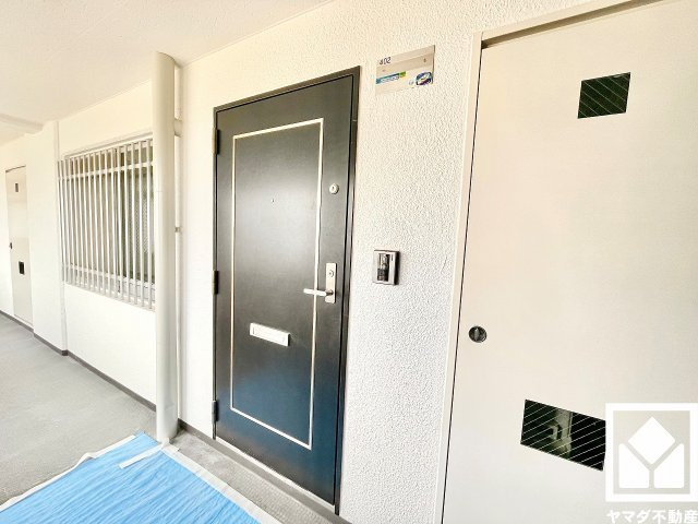 西宮東パーク・マンションの玄関|シンプルで洗練された玄関。帰るたびにホッとできる、心地よい住まいの入り口。（リフォーム中の写真です）