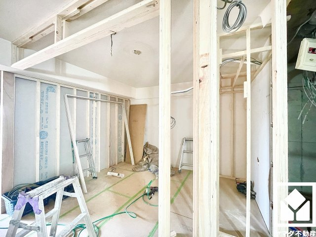 西宮東パーク・マンションの洋室|約4.8帖の洋室です。全居室フローリングでお掃除ラクラクです。（リフォーム中の写真です）