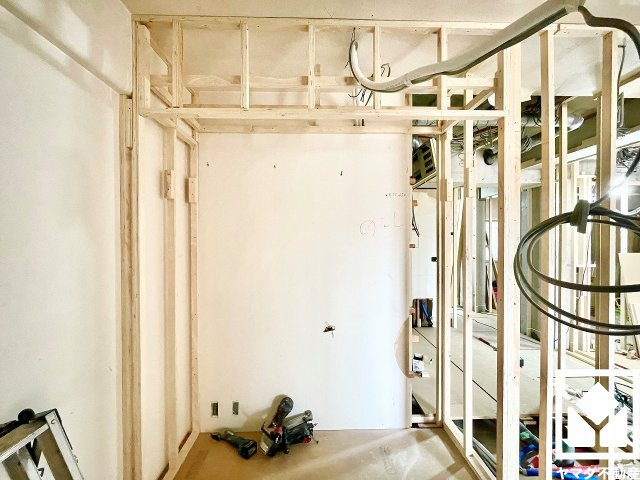 西宮東パーク・マンションの洋室|約4.8帖の洋室です。お子様のお部屋などにも丁度良い広さです。独立したお部屋なのでプライベートな時間をゆったり過ごせそうです。（リフォーム中の写真です）
