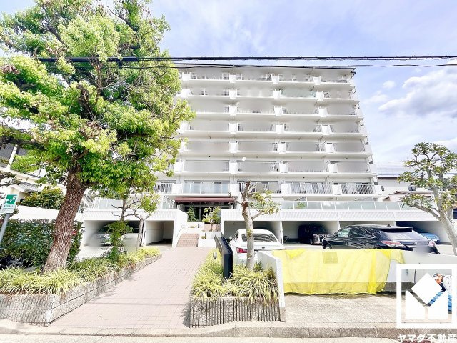 西宮東パーク・マンションの外観|阪神本線「今津」駅と、阪急今津線「今津」駅はペデストリアンデッキで結ばれており、乗り換えもスムーズ。阪急今津線「今津」駅は始発駅のため座席にも座りやすく、快適な移動が可能です。