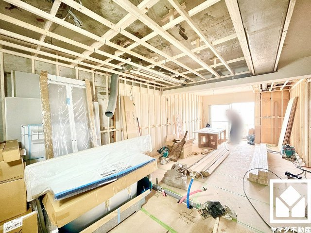 西宮東パーク・マンションの居間・リビング|南向きの窓から自然光を取り込む、開放感あふれる暮らし。柔らかな光が降り注ぎ、明るく心地の良い空間。（リフォーム中の写真です）