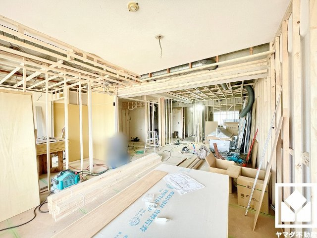 西宮東パーク・マンションの居間・リビング|広々18.4帖のLDKが魅力。家族全員がリラックスできる、ゆったりとした快適リビングで温かい団らんの時間を。（リフォーム中の写真です）