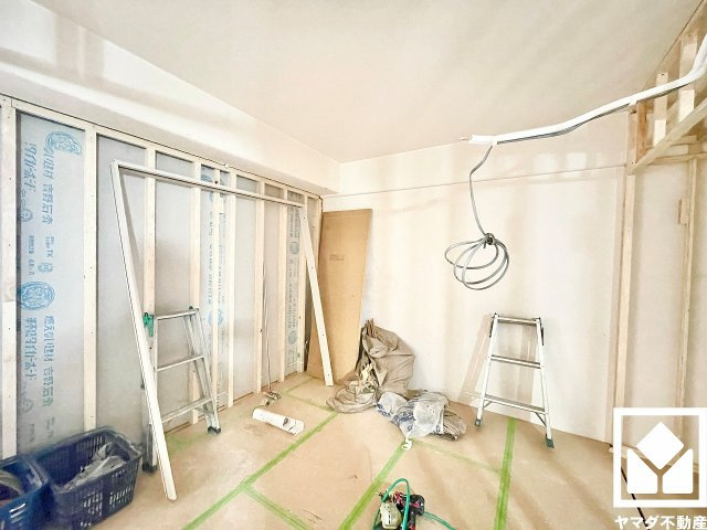 西宮東パーク・マンションの洋室|約4.8帖の洋室です。全室クロス、床材を新規張替予定。新しくきれいな室内で、気持ちよく暮らせる住まいに仕上がります。（リフォーム中の写真です）