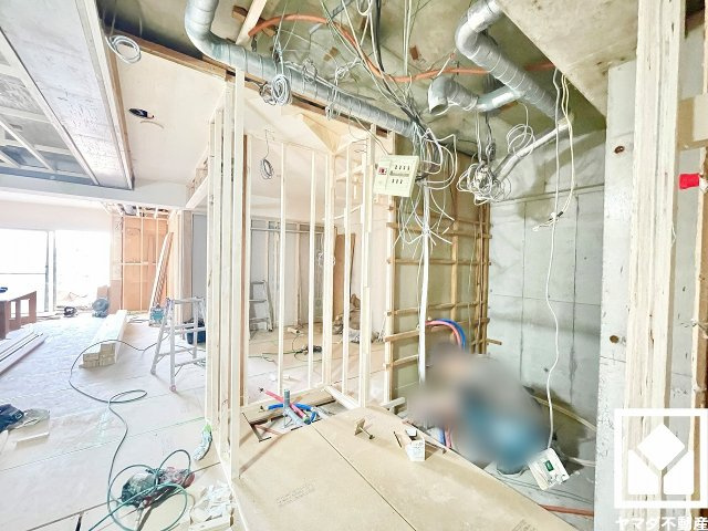 西宮東パーク・マンションの脱衣所|洗面台・ユニットバスを新規交換予定です。室内洗濯機置場も備えており、天候に左右されず洗濯していただけます。（リフォーム中の写真です）