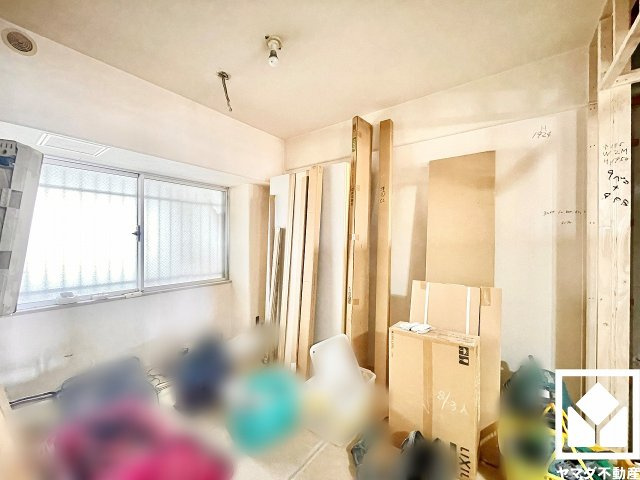 西宮東パーク・マンションの洋室|約5帖の洋室です。柔らかな光が差し込むお部屋で、快適で落ち着いた生活をお送りいただけます。（リフォーム中の写真です）