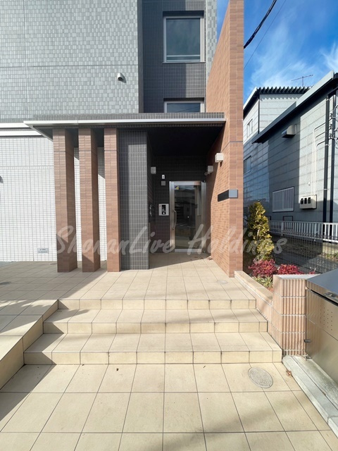 藤沢市高倉の賃貸マンションのエントランス