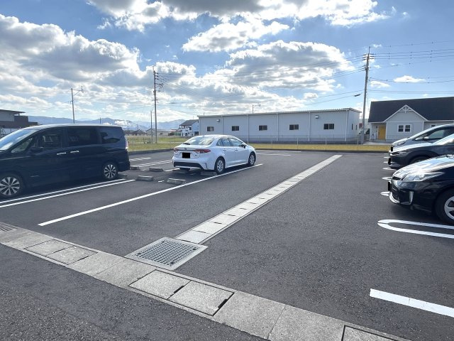 エーデルハイム令和の駐車場