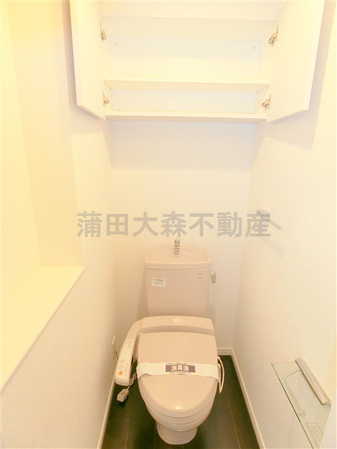ルーブル西蒲田弐番館のトイレ|吊り戸棚収納と温水暖房便座付きトイレ