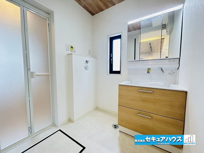名古屋市緑区兵庫１丁目の中古一戸建の独立洗面台|【独立洗面台】
◆鏡の裏にはたっぷりと収納スペースを標準装備！
◆電源を付属しているのでドライヤーなど利用できます。
◆洗面台下にも収納スペースがあるため、洗剤やシャンプーのストックを入れられます。　